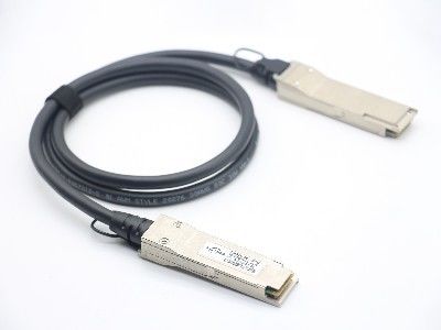निर्बाध 40 Gbps डेटा ट्रांसफर दर 100G QSFP28 से QSFP28 1M डेटा ट्रांसमिशन के लिए डीएसी केबल
